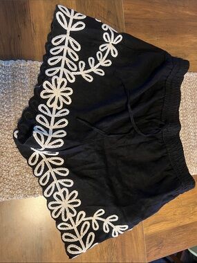 Black Women's Embroidered Scallop Linen Hem Shorts Size 12